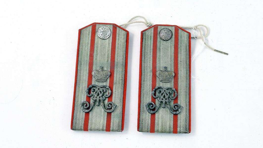 A PAIR OF RUSSIAN OFFICERS SHOULDER BOARD