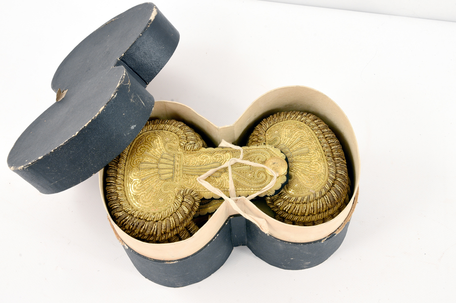 PAR EPÅLETTER FÖR ADELSUNIFORM